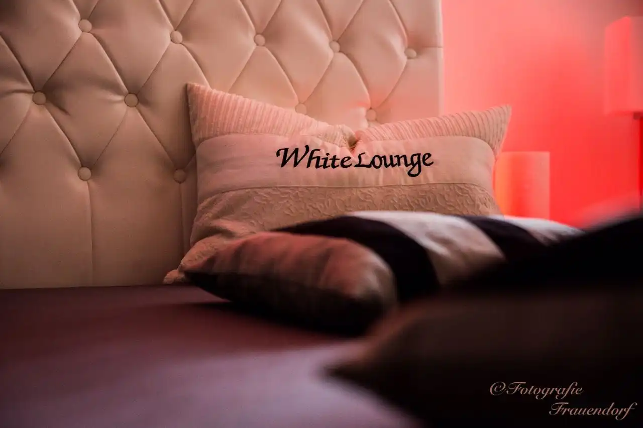 White Lounge